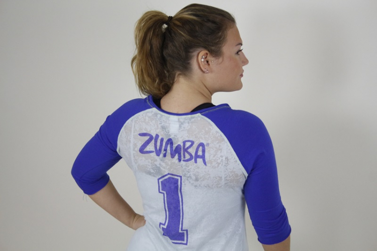 Jana Dahmke mit Zumba Schriftzug auf T-Shirt