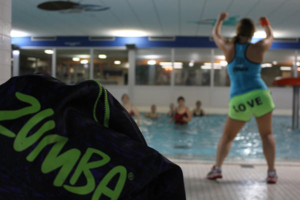 Jana Dahmke leitet Aqua Zumba Kurs in Lübeck