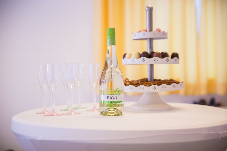 Stehtisch mit Sekt und Süßigkeiten